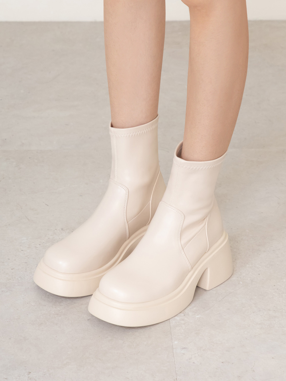 美腿濾鏡．輕量加厚底瘦瘦短靴 白色