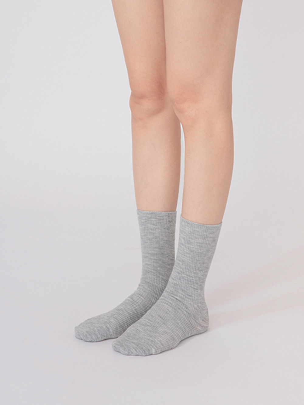 桑蠶絲羊毛素面直坑條中筒襪 淺灰