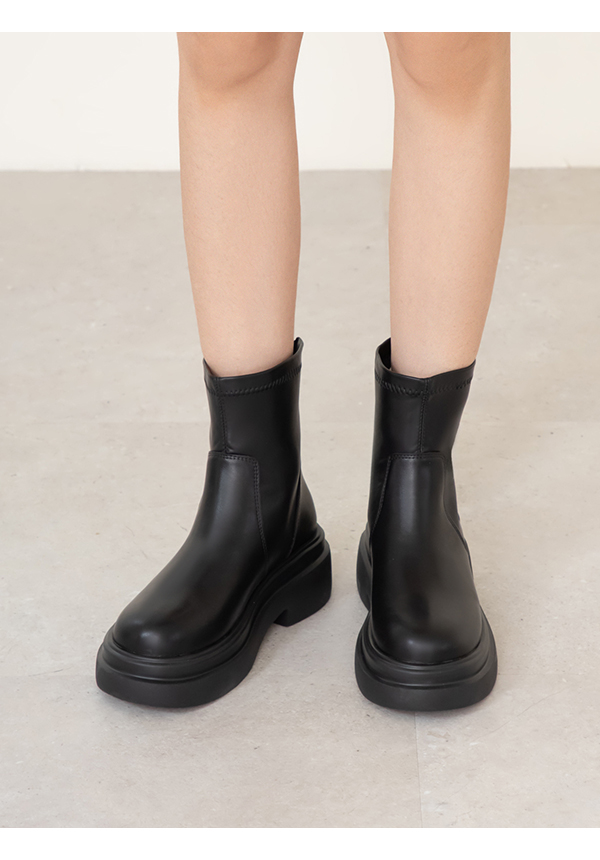 安可返場輕量底素面瘦瘦短靴 黑色