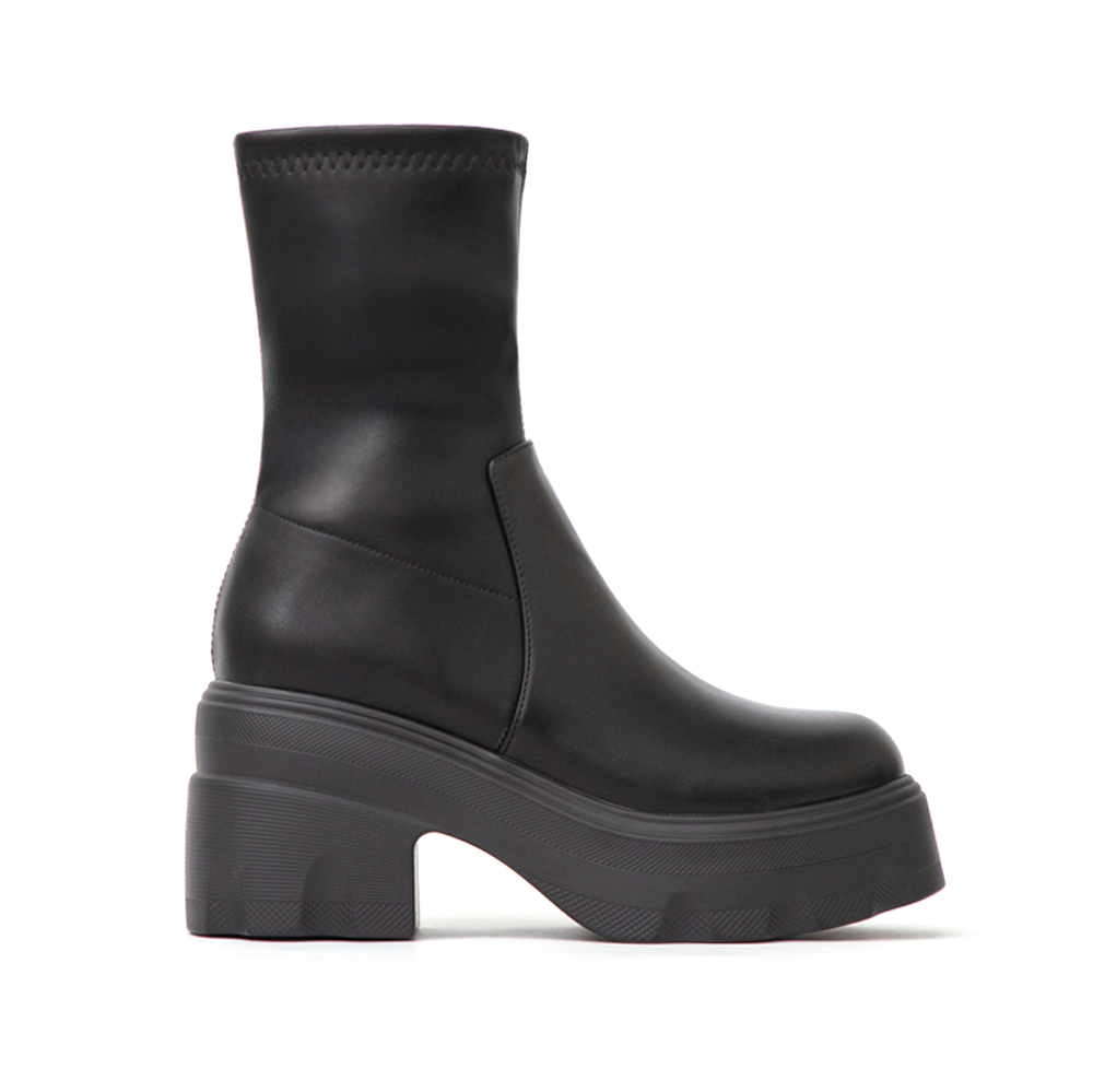 演唱會必備9.5cm輕量厚底瘦瘦短靴 黑色