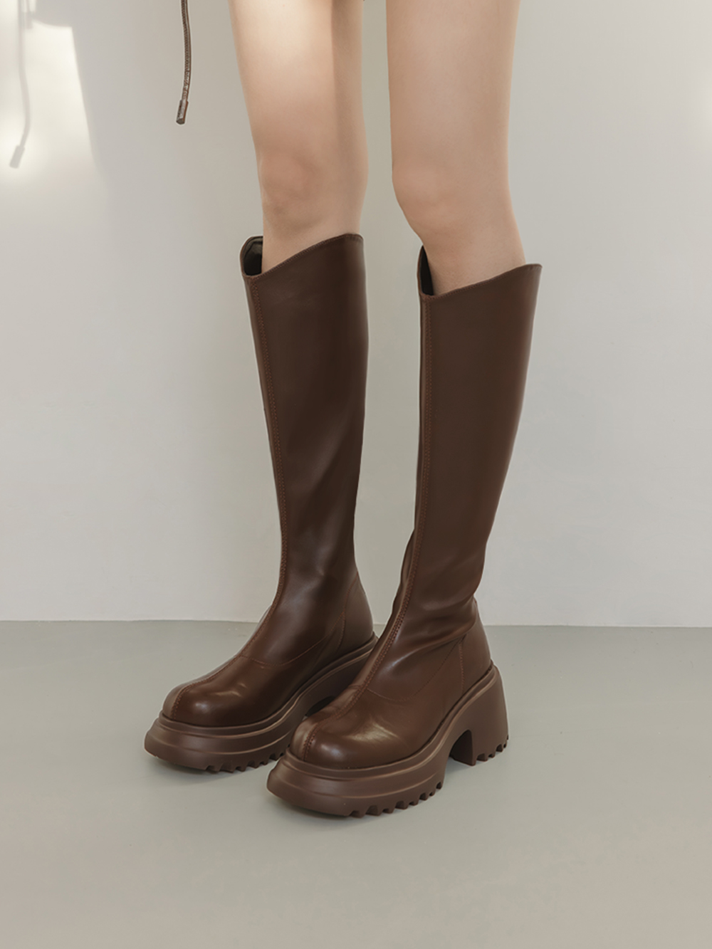 美圖V口輕量厚底瘦瘦長靴 復古咖