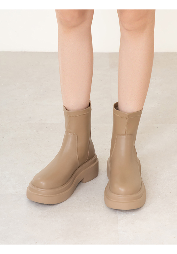 安可返場輕量底素面瘦瘦短靴 杏色