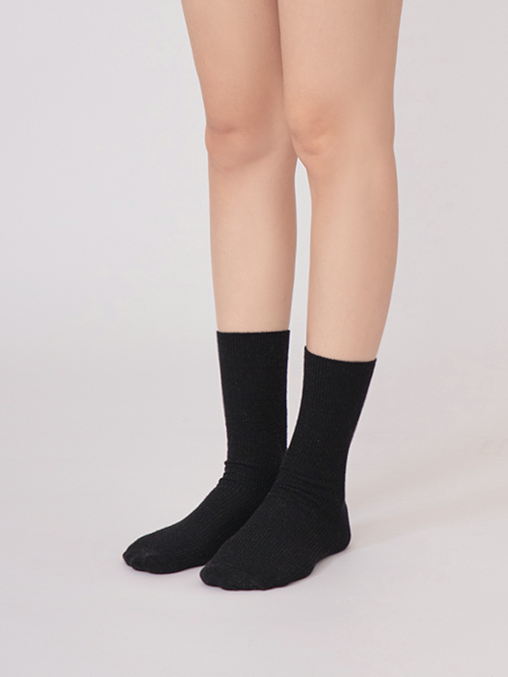 桑蠶絲羊毛素面直坑條中筒襪 黑色