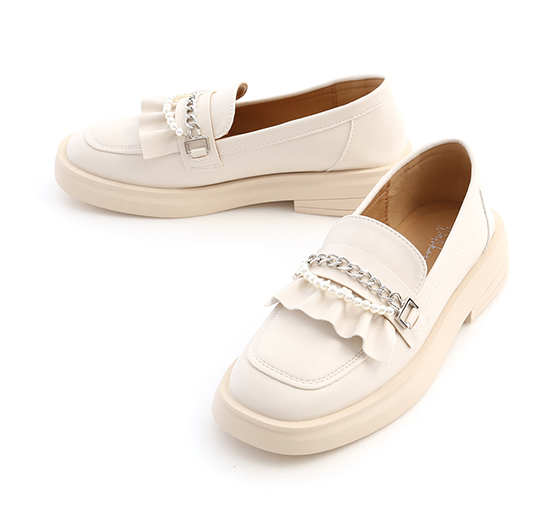 Lolita Loafers With Pearls And Chains Cream