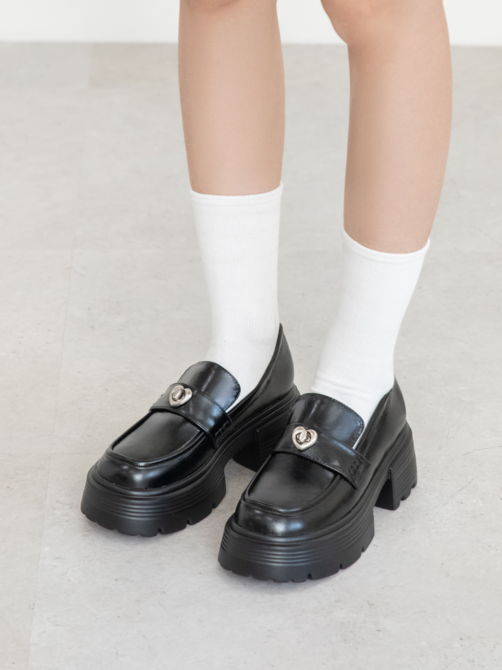 Love愛心釦飾厚底樂福鞋 黑色