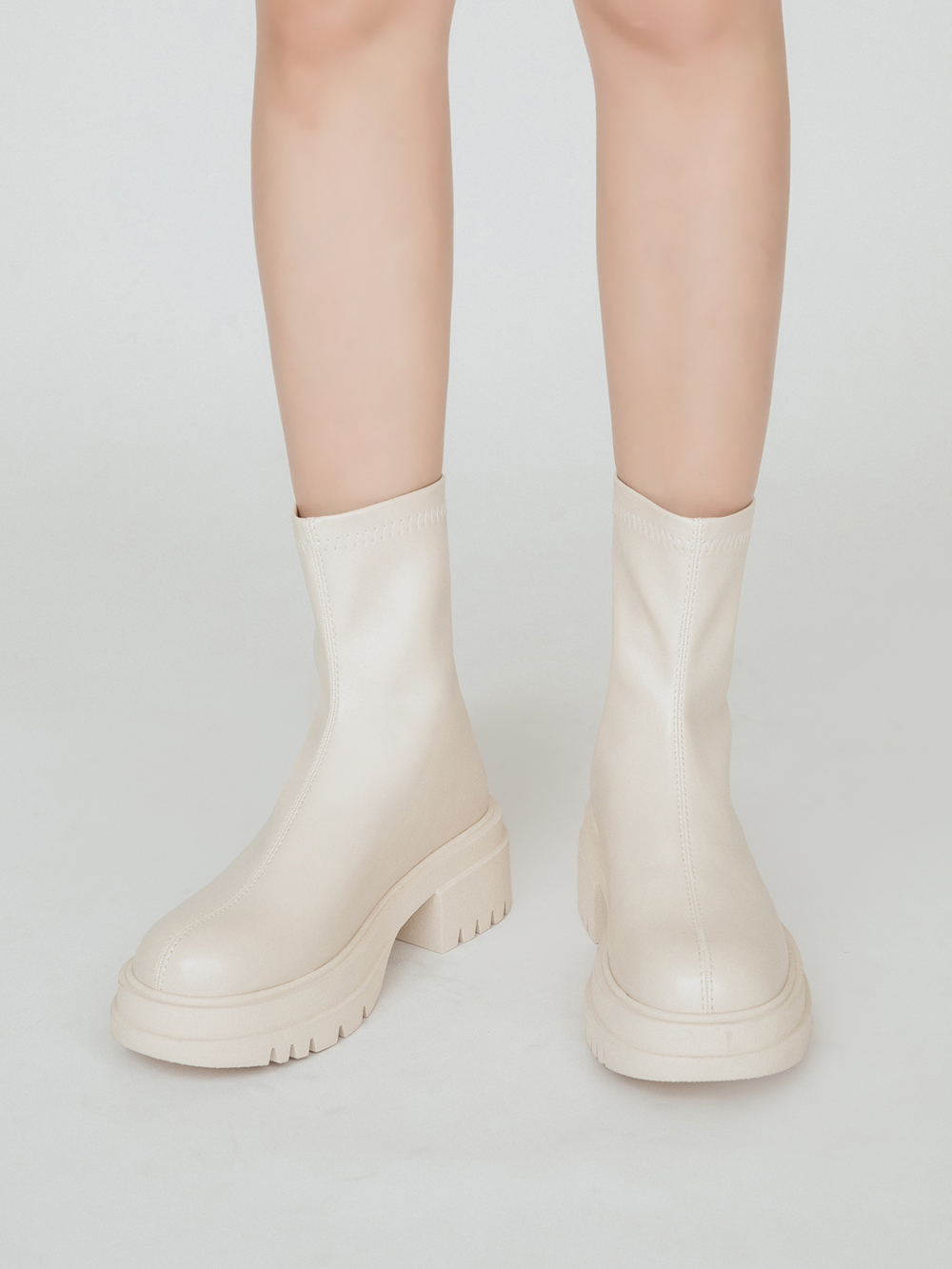 心動瞬間．加厚鬆糕底瘦瘦短靴 香草米白