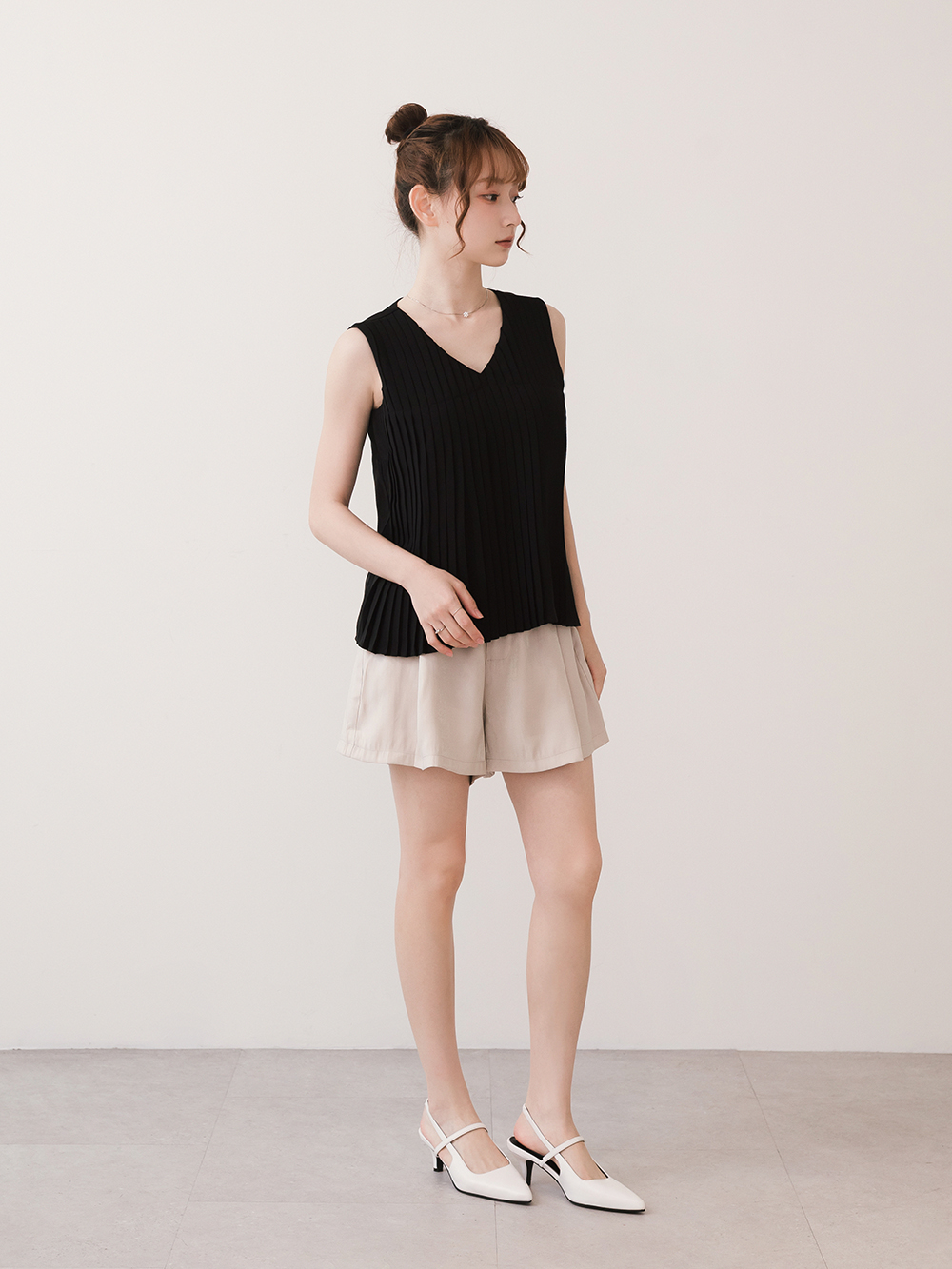 一穿愛上尖頭低跟後空跟鞋 白