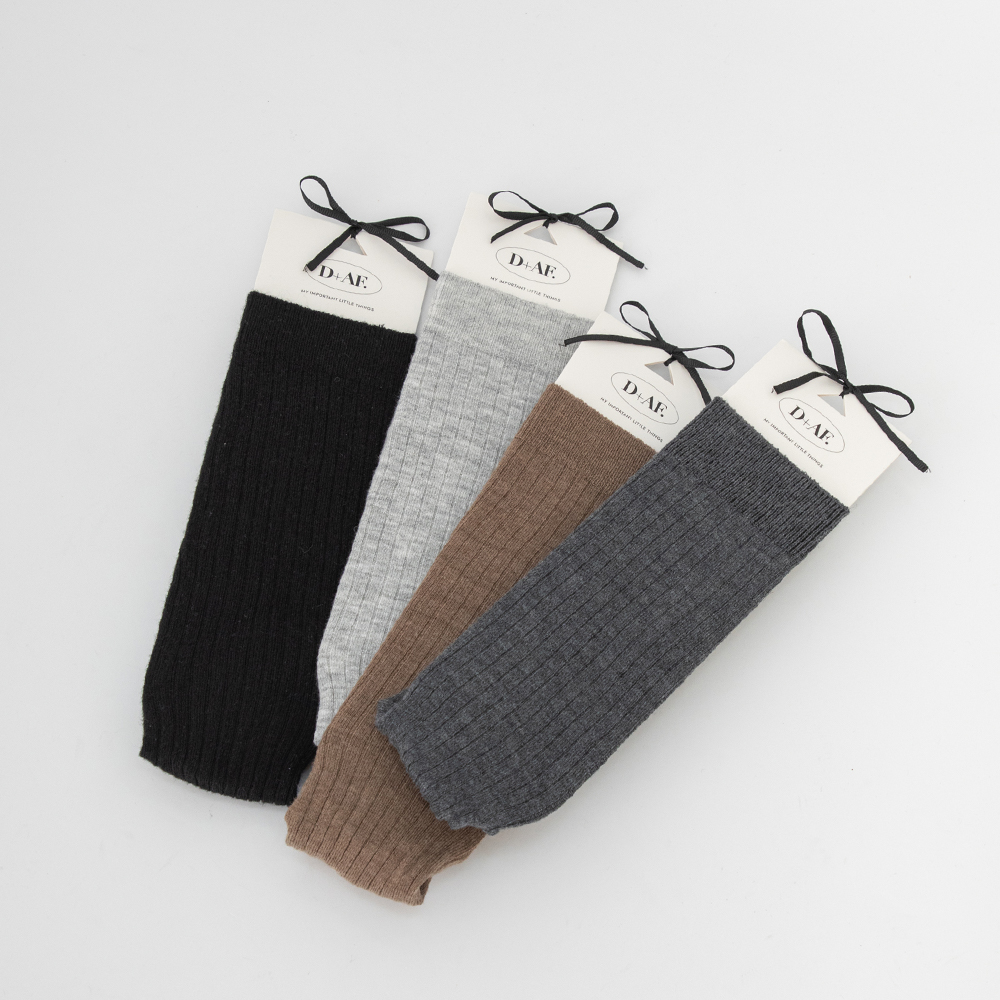 桑蠶絲羊毛素面細坑條中筒襪 深灰