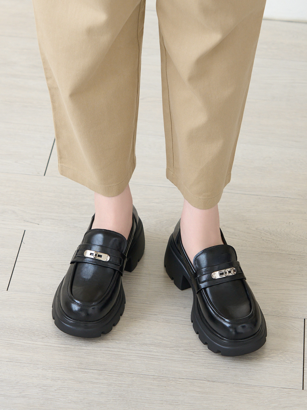 【真皮系列】金屬鎖釦輕量底樂福鞋 黑色