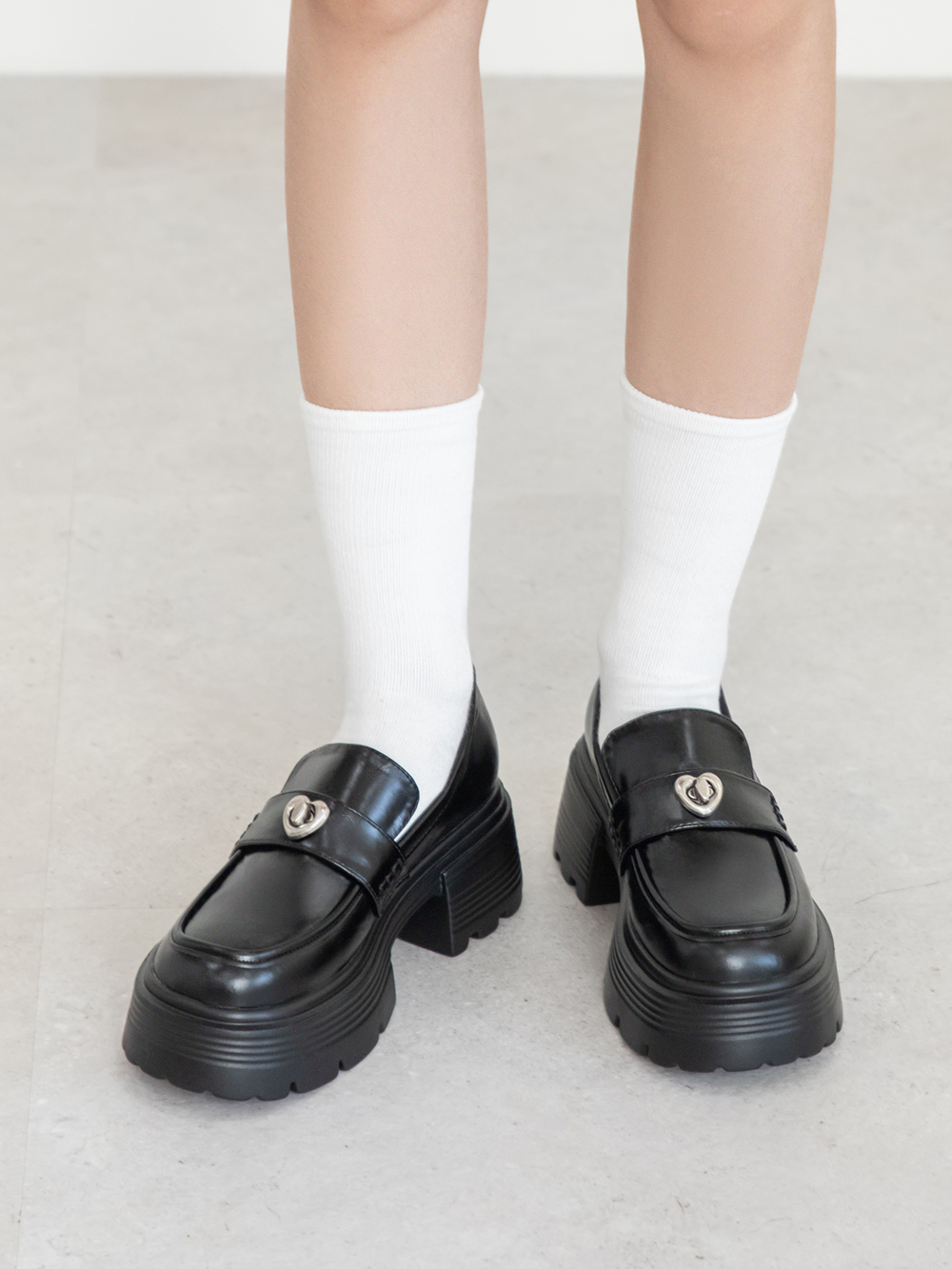 Love愛心釦飾厚底樂福鞋 黑色