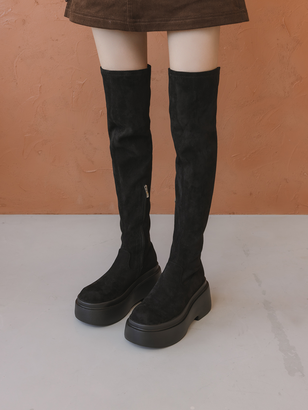 超激瘦．Plus級加厚鬆糕底瘦瘦膝上靴 質感黑絨