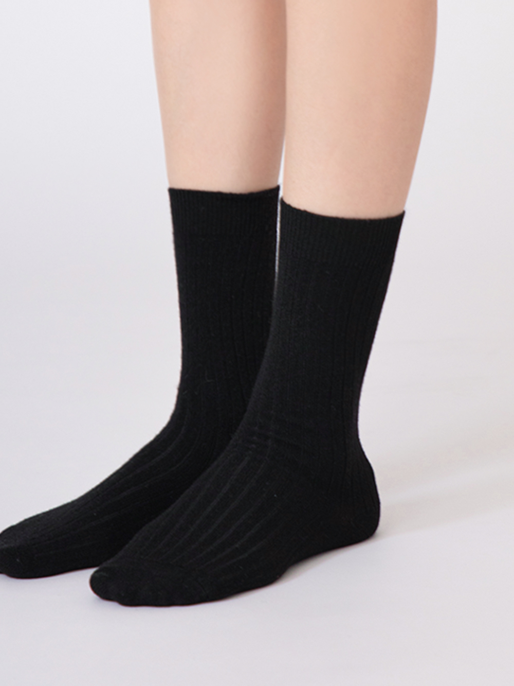 桑蠶絲羊毛素面細坑條中筒襪 黑色