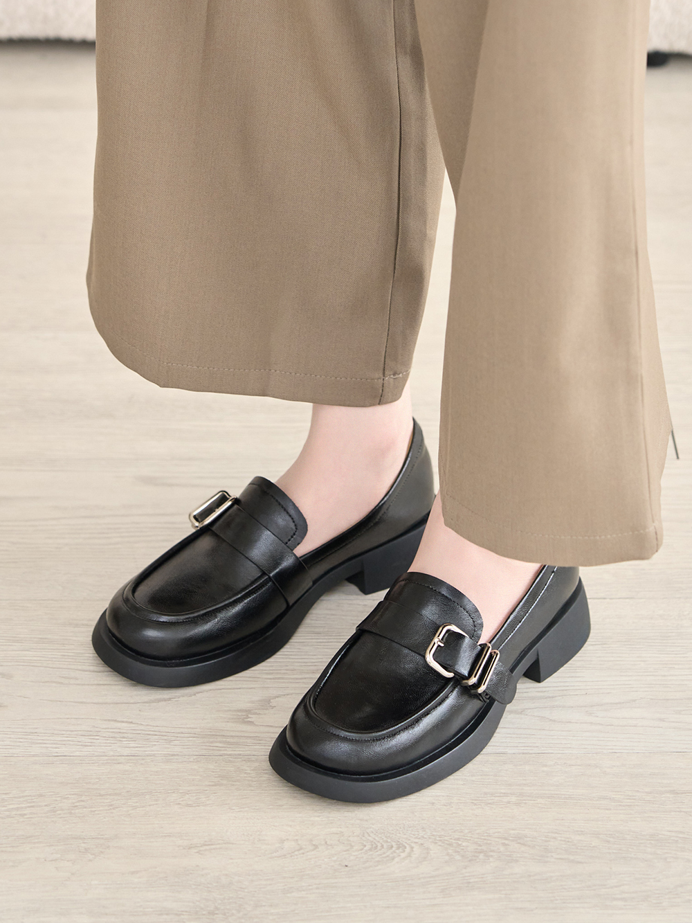 【真皮系列】親膚空氣棉方釦樂福鞋 黑色