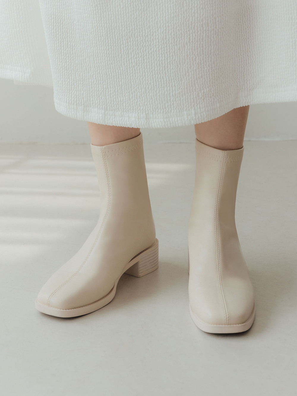 百搭時尚．中車線方頭木紋跟襪靴 百搭米