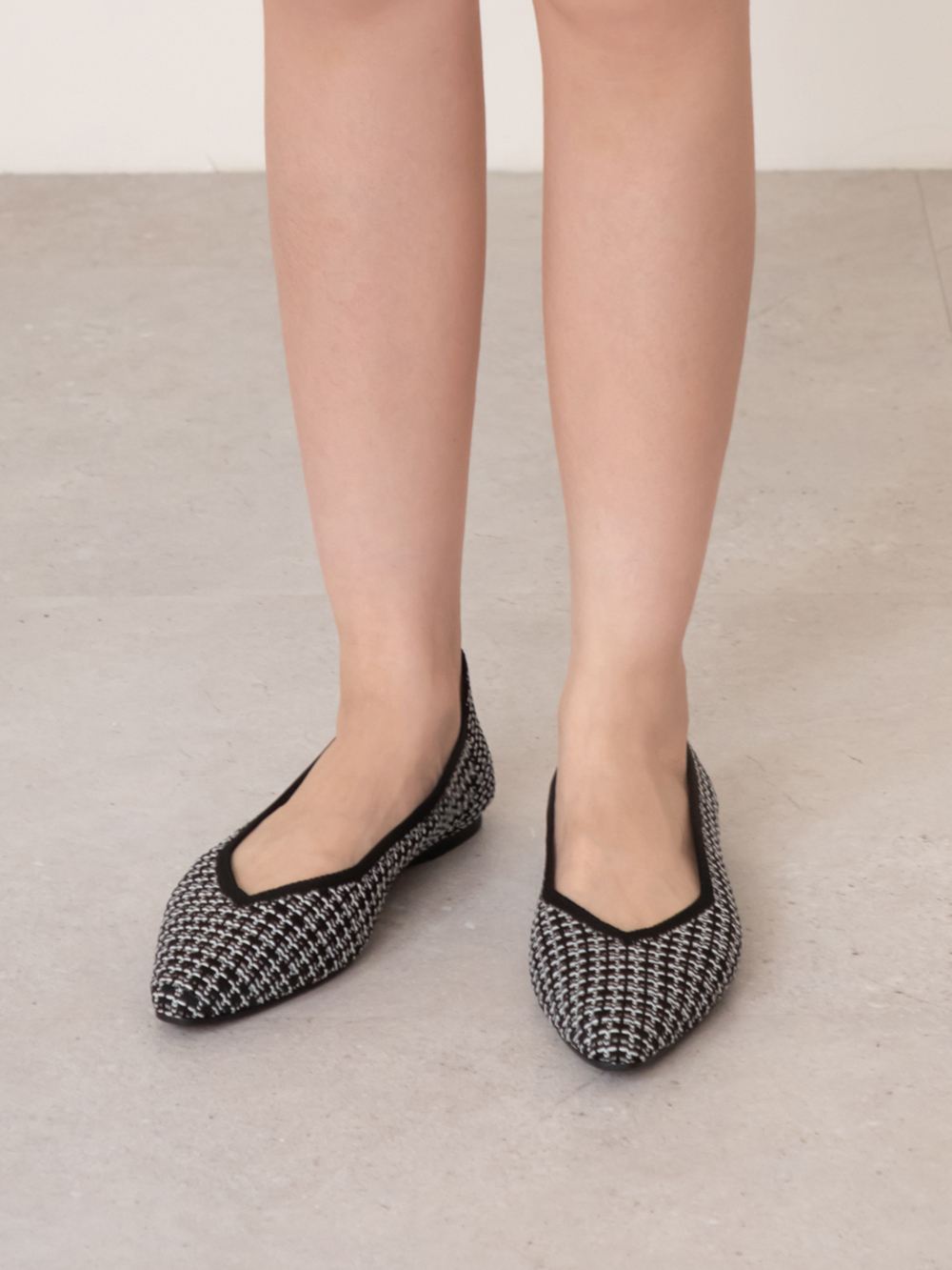 【3D零感雲織鞋】小V口尖頭通勤包鞋 黑白毛呢