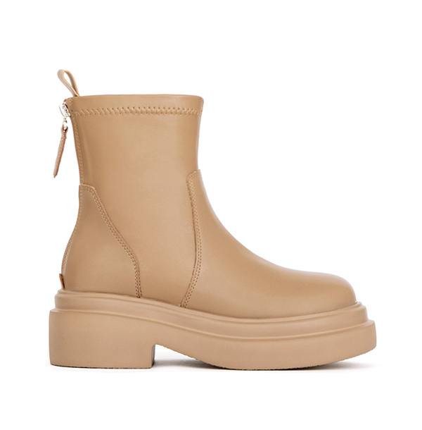 安可返場輕量底素面瘦瘦短靴 杏色