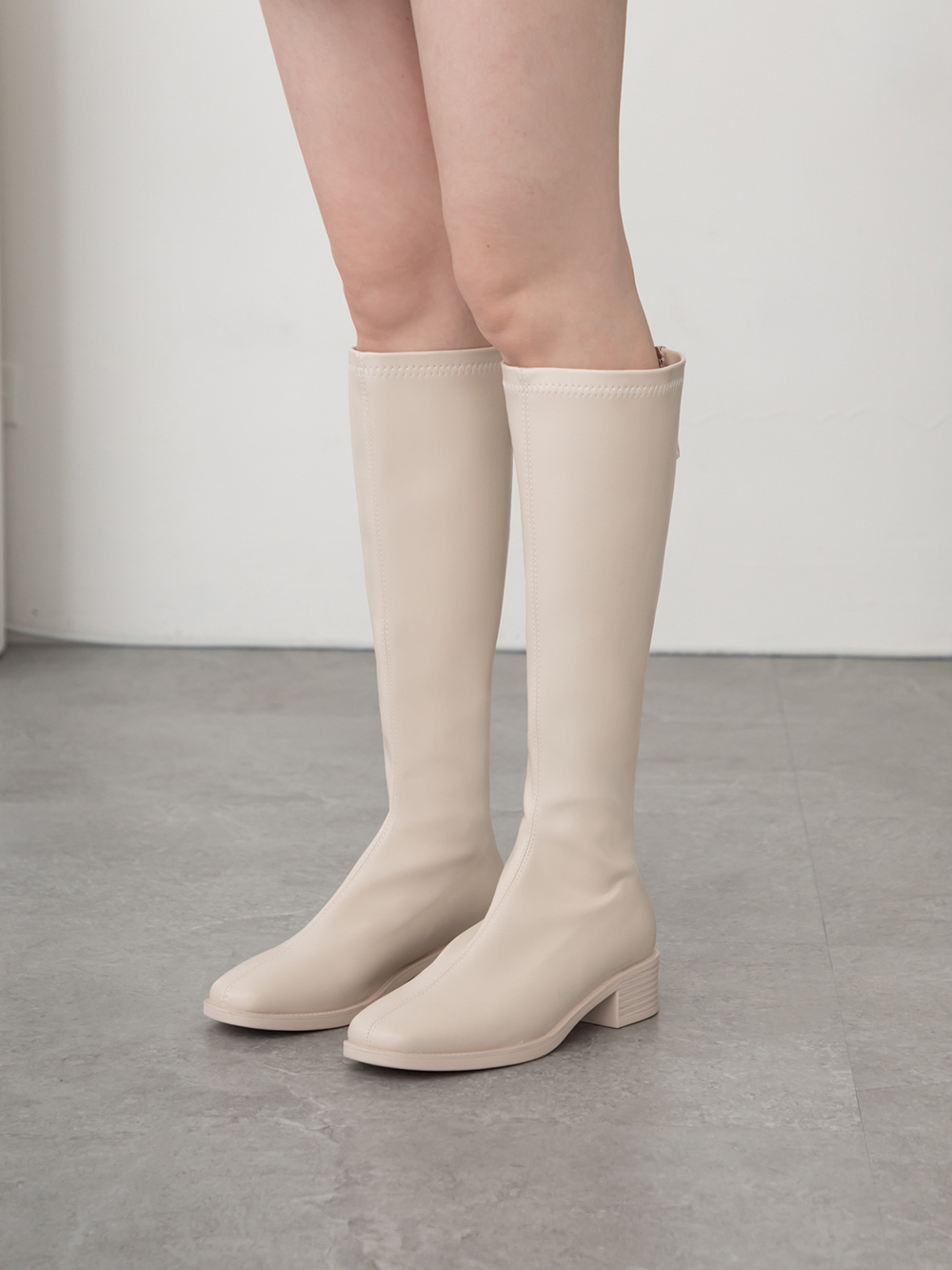 好感專屬．中車線設計方頭低跟長靴 香草米白