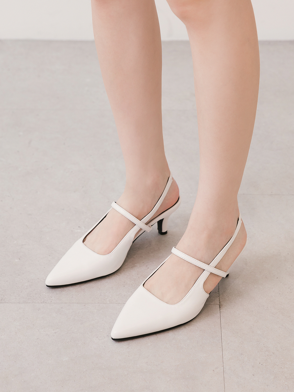 一穿愛上尖頭低跟後空跟鞋 白