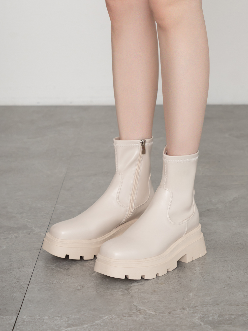 筆直漫畫腿．方糖鬆糕厚底素面瘦瘦靴 香草米