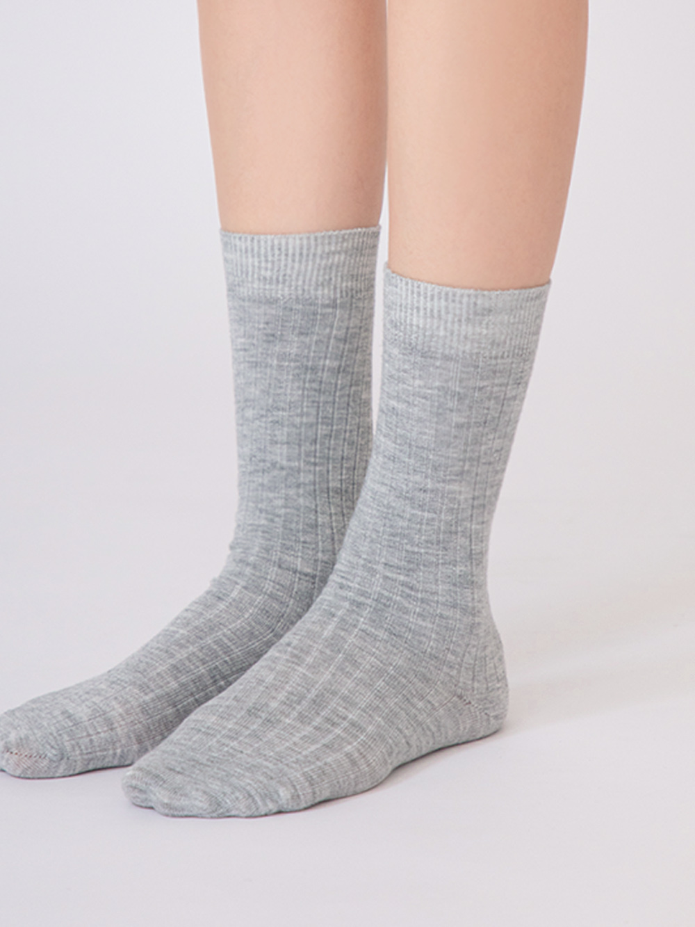 桑蠶絲羊毛素面細坑條中筒襪 淺灰