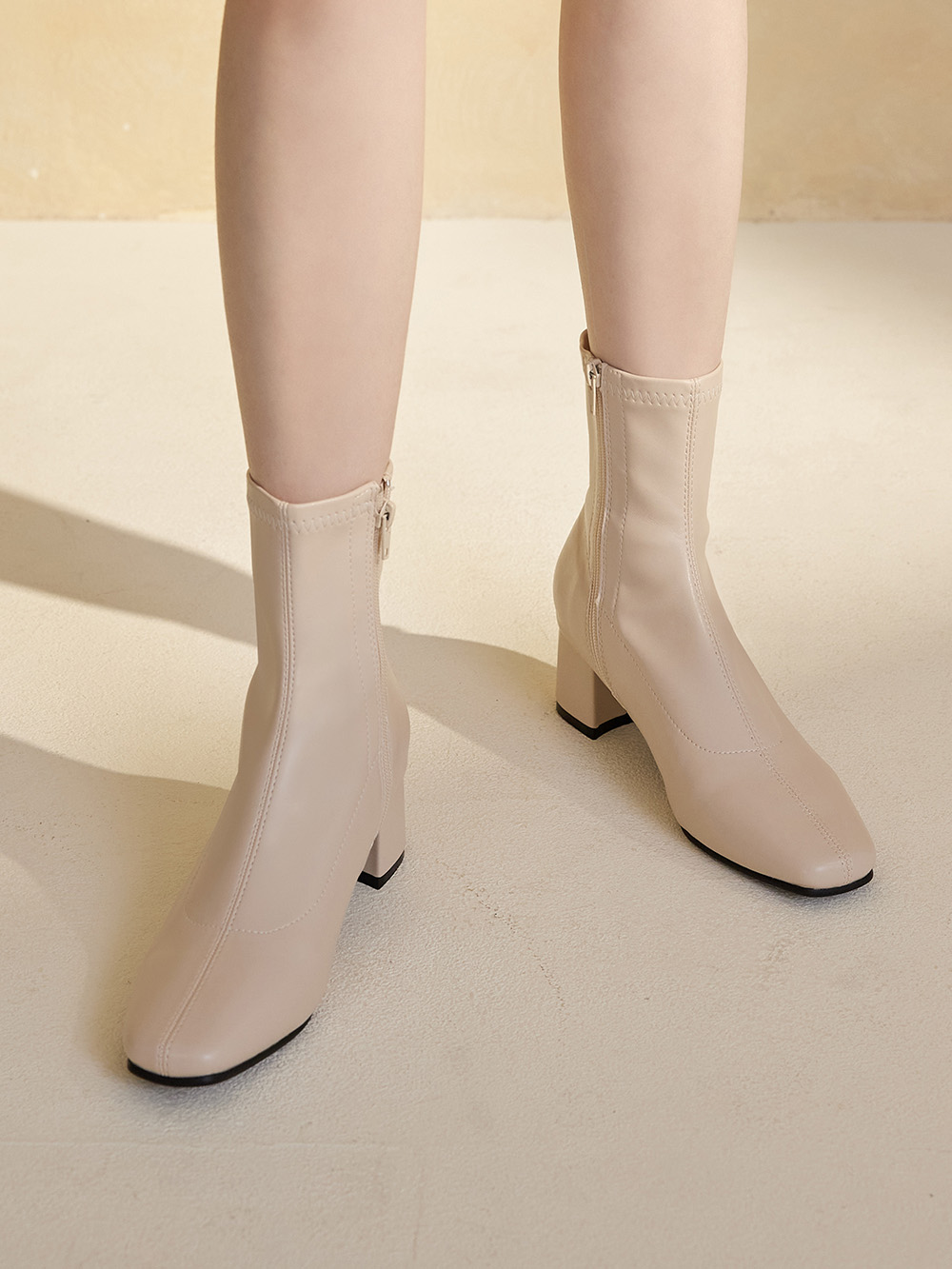 秋冬定番．素面合腿中跟方頭襪靴 人氣米白
