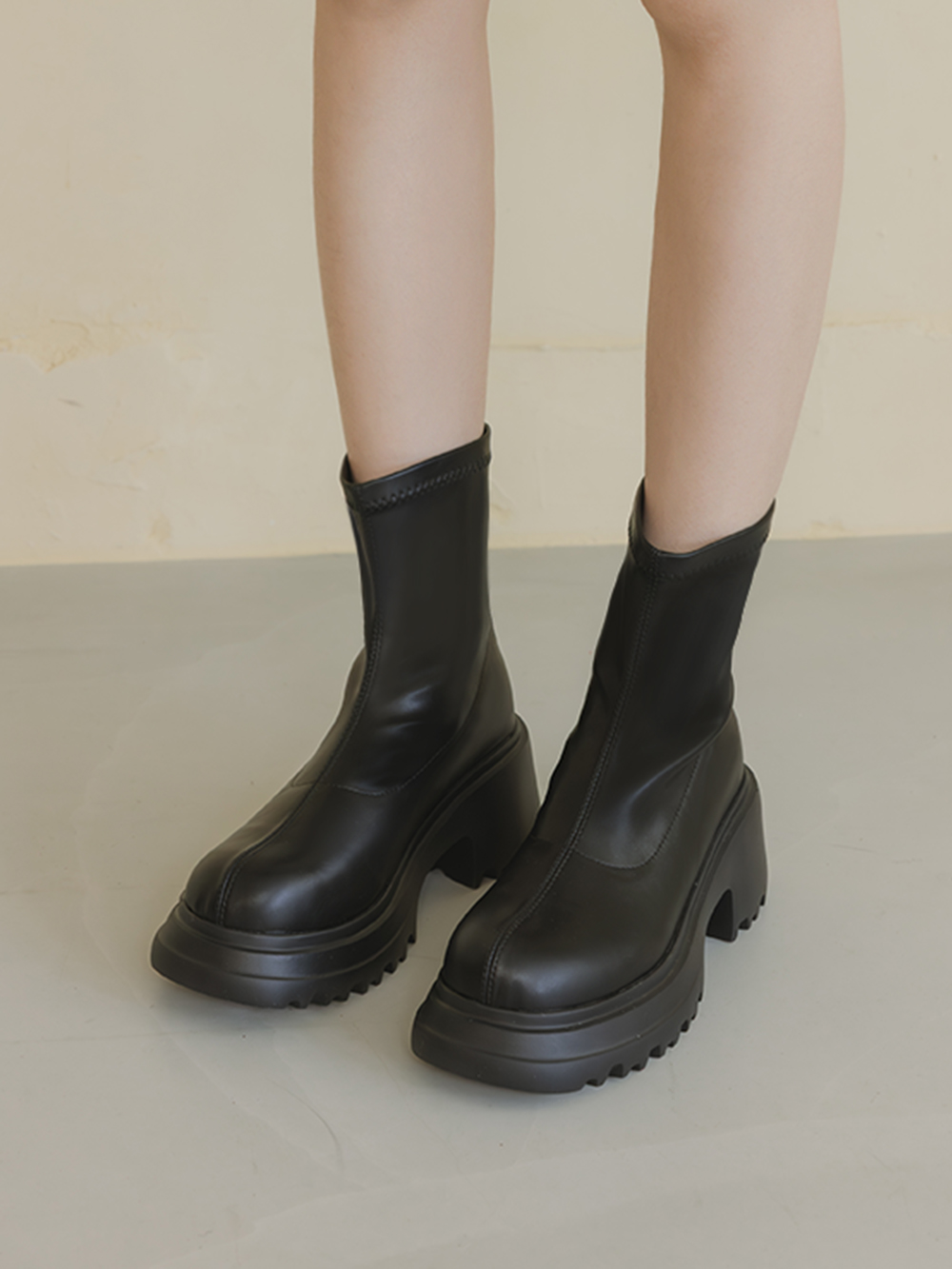 瘦腿密碼輕量厚底瘦瘦短靴 黑色