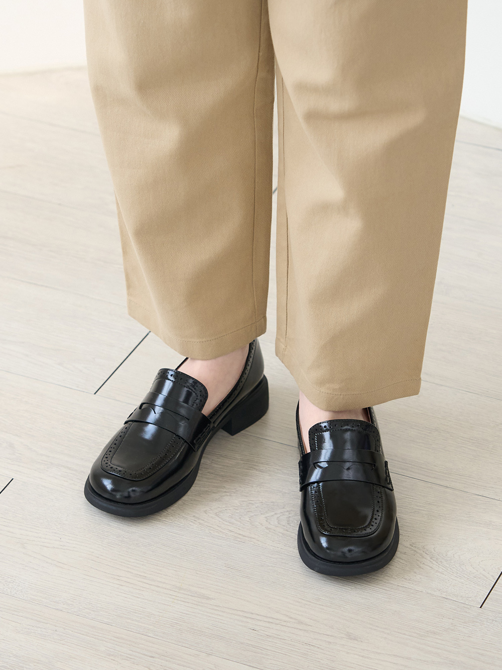 【真皮系列】親膚空氣棉英倫雕花樂福鞋 黑色