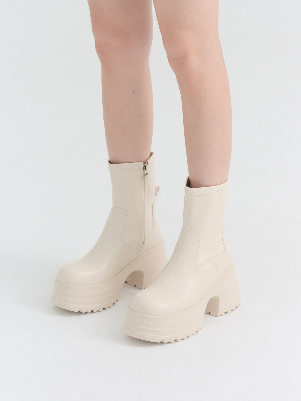 愛豆偶像素面厚底瘦瘦短靴 米白色