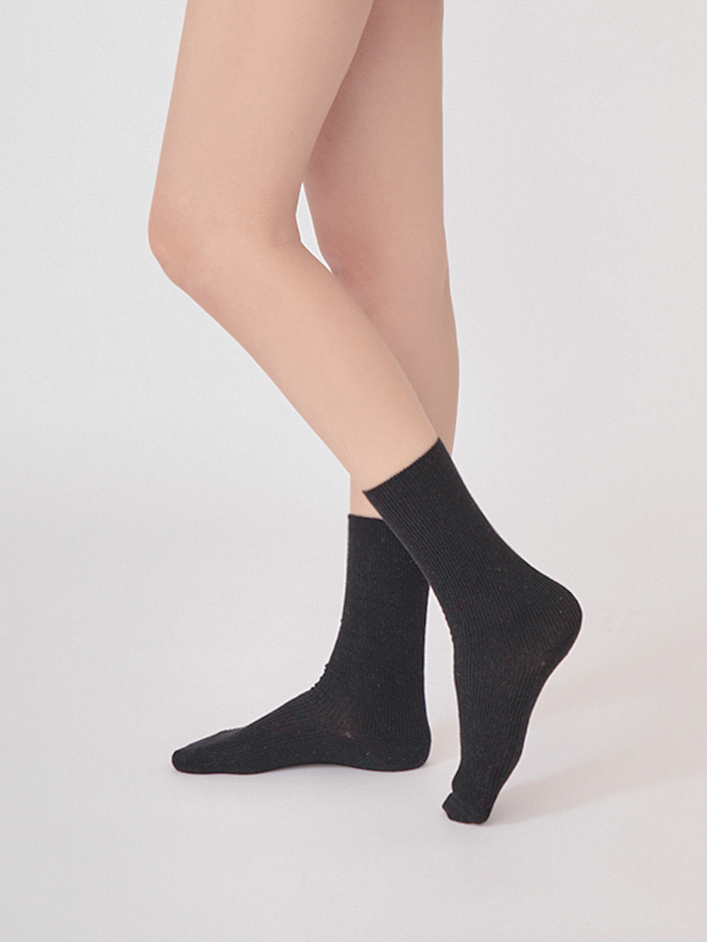 桑蠶絲羊毛素面直坑條中筒襪 黑色