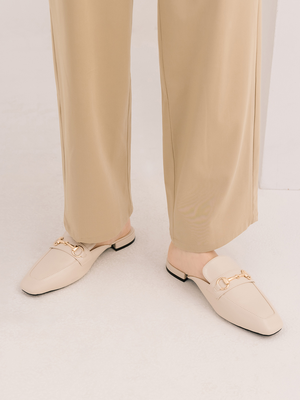 優質品味．馬銜釦方頭低跟穆勒鞋 香草米白