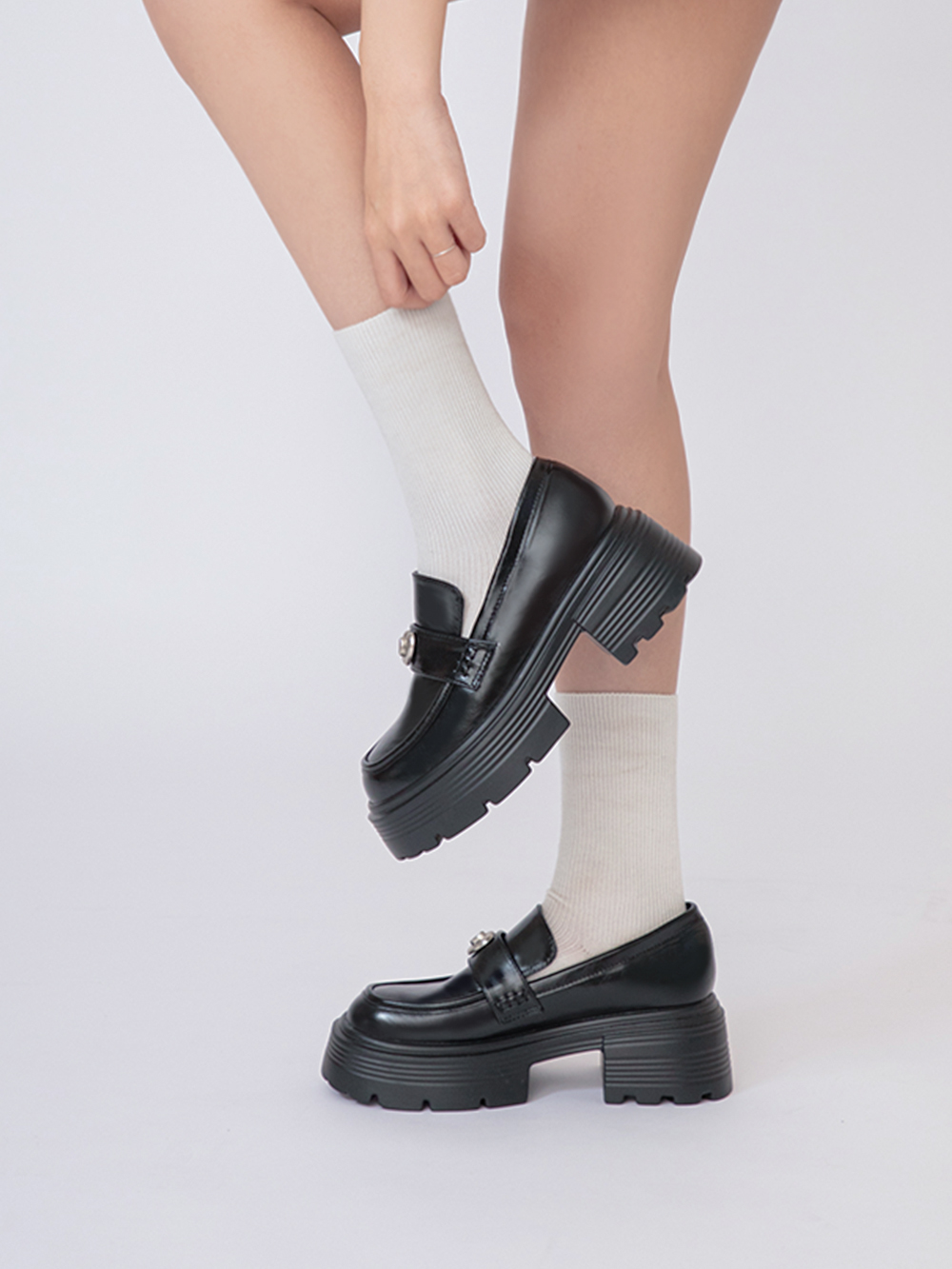 桑蠶絲羊毛素面直坑條中筒襪 白色