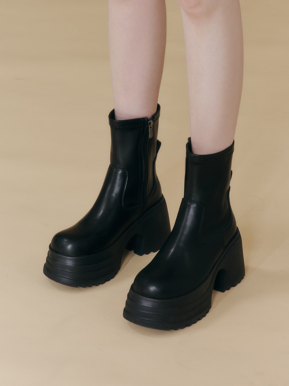 愛豆偶像素面厚底瘦瘦短靴 黑色