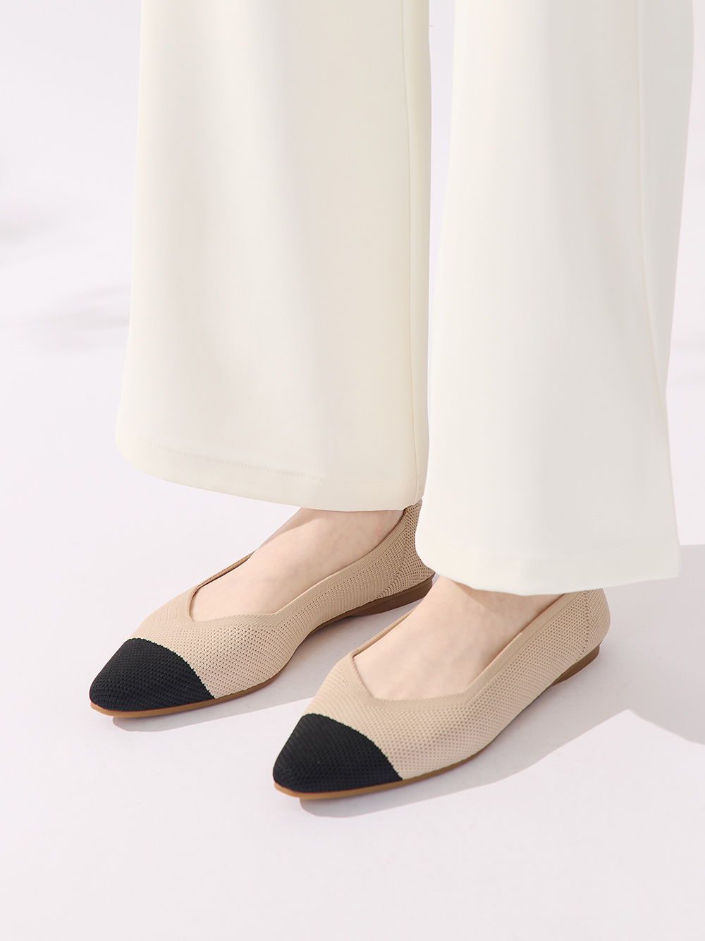 【3D零感雲織鞋】小V口尖頭通勤包鞋 黑x米白