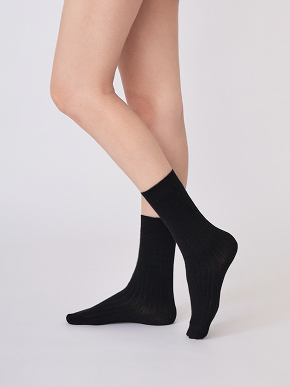 桑蠶絲羊毛素面細坑條中筒襪 黑色