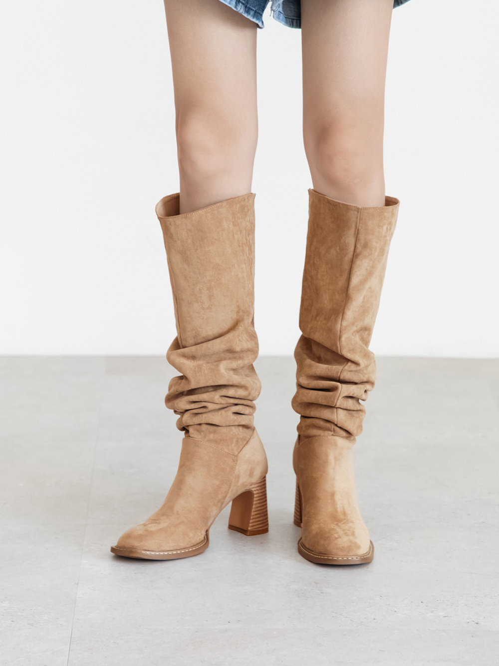 曠野玫瑰圓頭木紋跟堆堆長靴 杏色