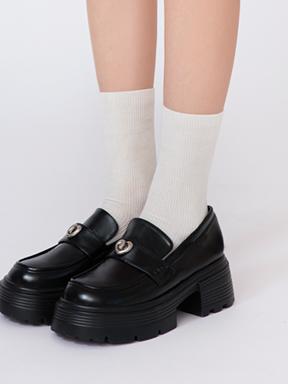 桑蠶絲羊毛素面直坑條中筒襪 白色