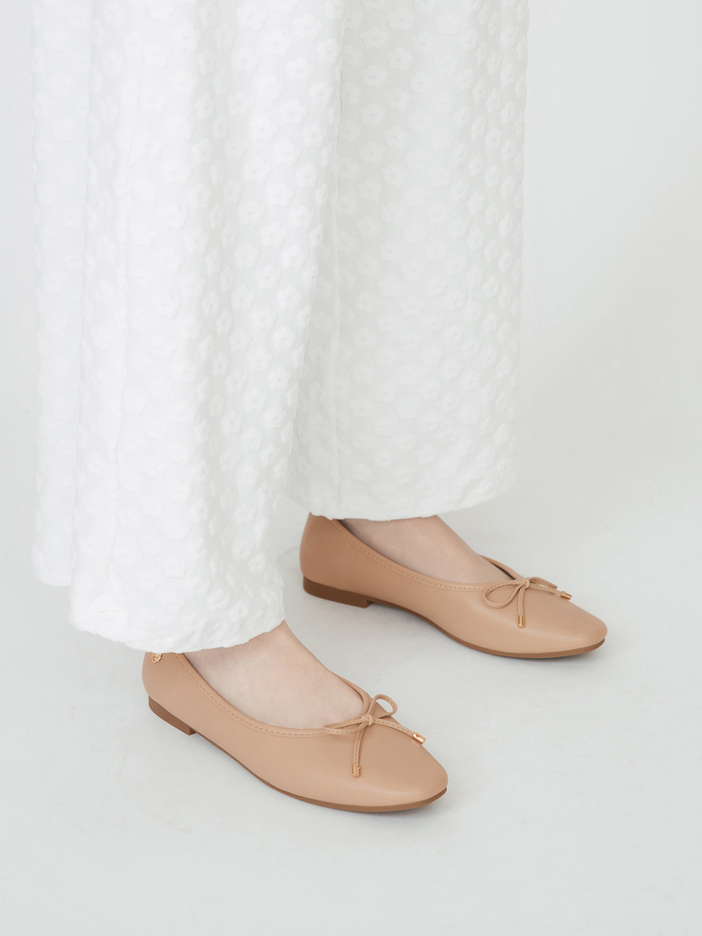 浪漫花釦．小蝴蝶結平底芭蕾娃娃鞋 裸膚杏