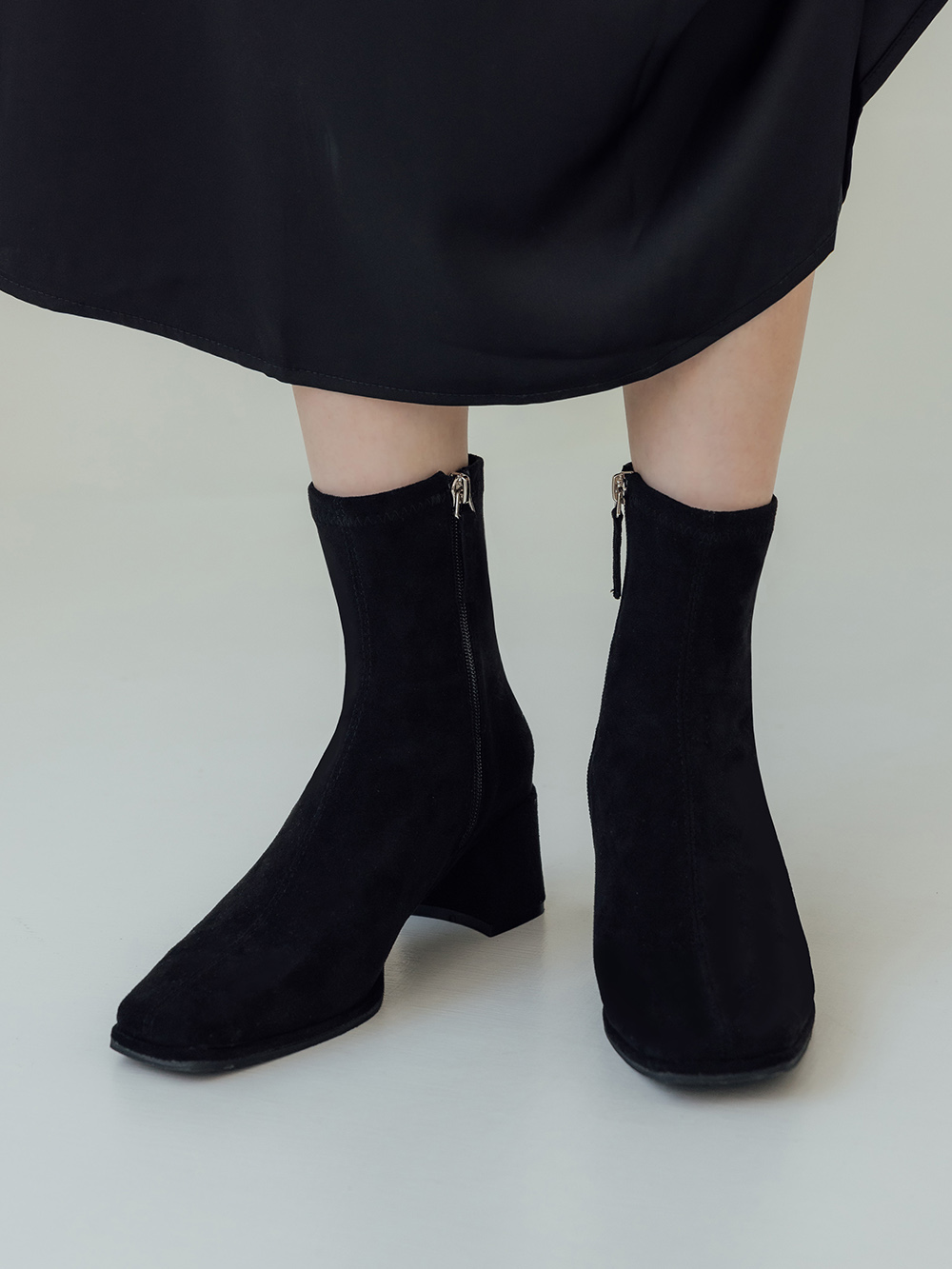 美麗零死角．素面方頭高跟瘦瘦靴 質感黑絨