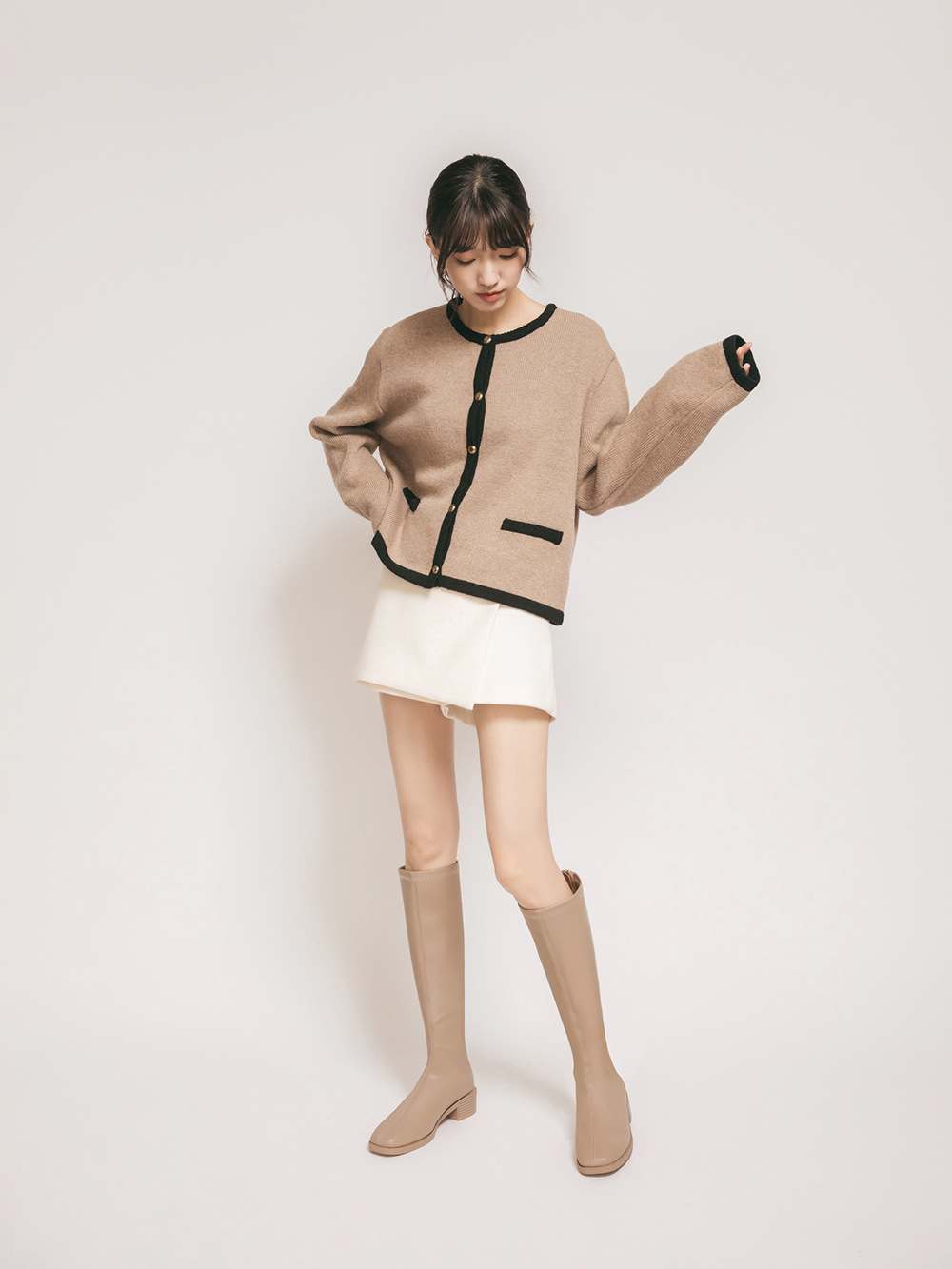 好感專屬．中車線設計方頭低跟長靴 奶茶杏