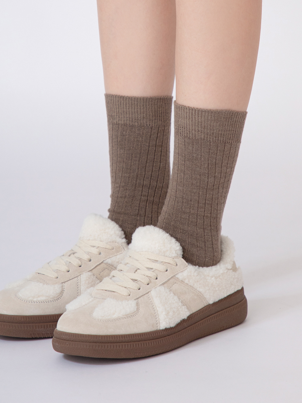 桑蠶絲羊毛素面細坑條中筒襪 咖色