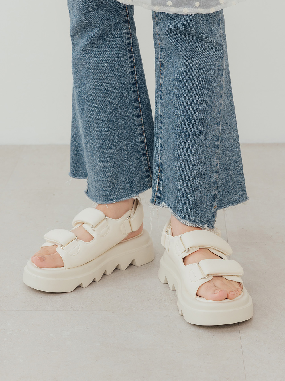 寬帶魔鬼氈空氣海綿啵啵Q軟涼鞋 米白