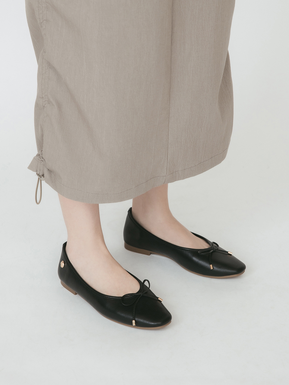 浪漫花釦．小蝴蝶結平底芭蕾娃娃鞋 時尚黑