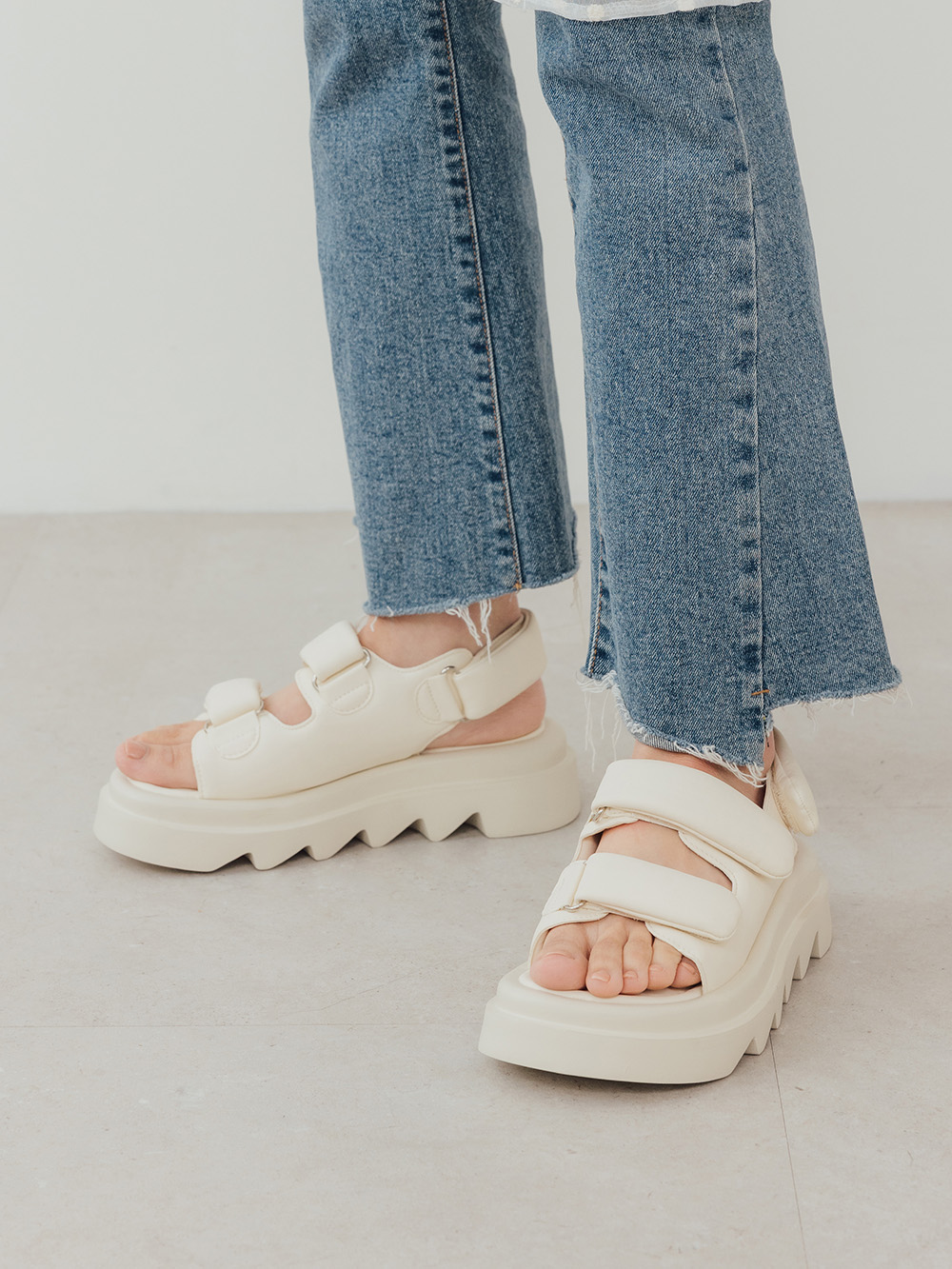 寬帶魔鬼氈空氣海綿啵啵Q軟涼鞋 米白