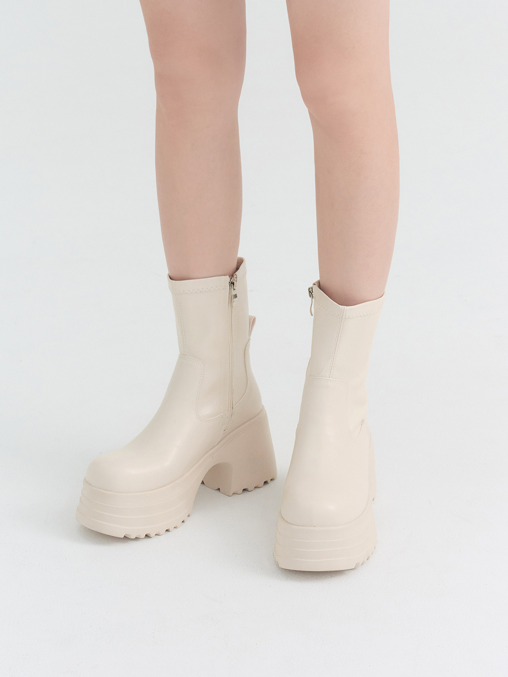 愛豆偶像素面厚底瘦瘦短靴 米白色