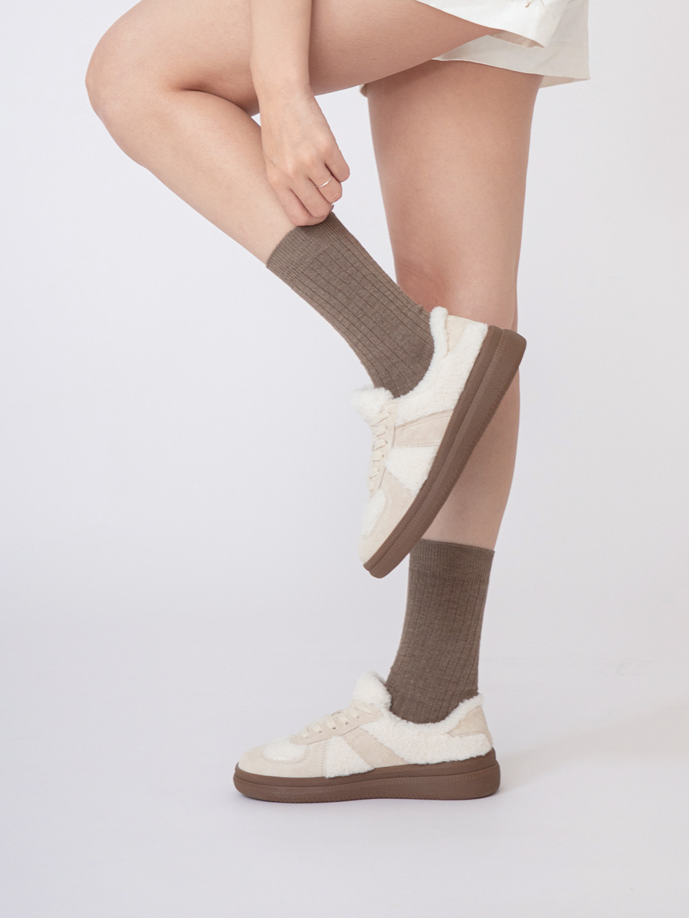 桑蠶絲羊毛素面細坑條中筒襪 咖色