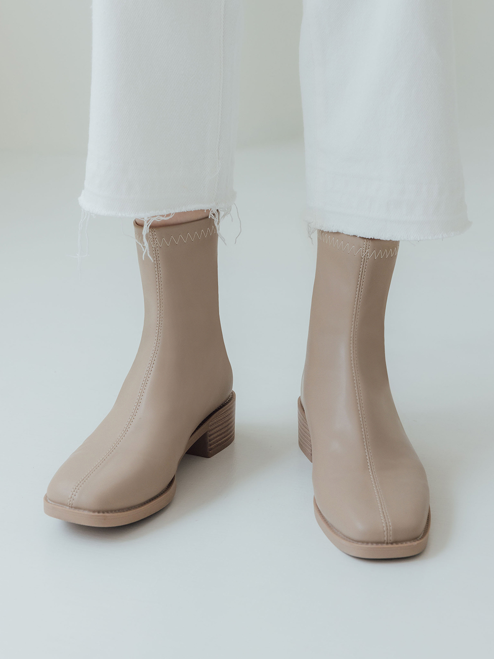 百搭時尚．中車線方頭木紋跟襪靴 奶茶杏